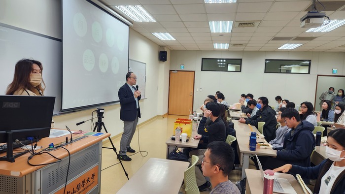 【系所英文活動補助】112年12月28日 美國大學和台灣大學的文化大不同圖片