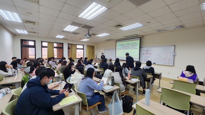【系所英文活動補助】112年12月28日 美國大學和台灣大學的文化大不同圖片